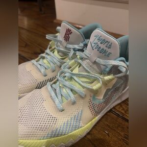 Nike Men’s Kyrie Flytrap 5 - ‘1 World 1 People’ Basketball Sneaker
Size 8